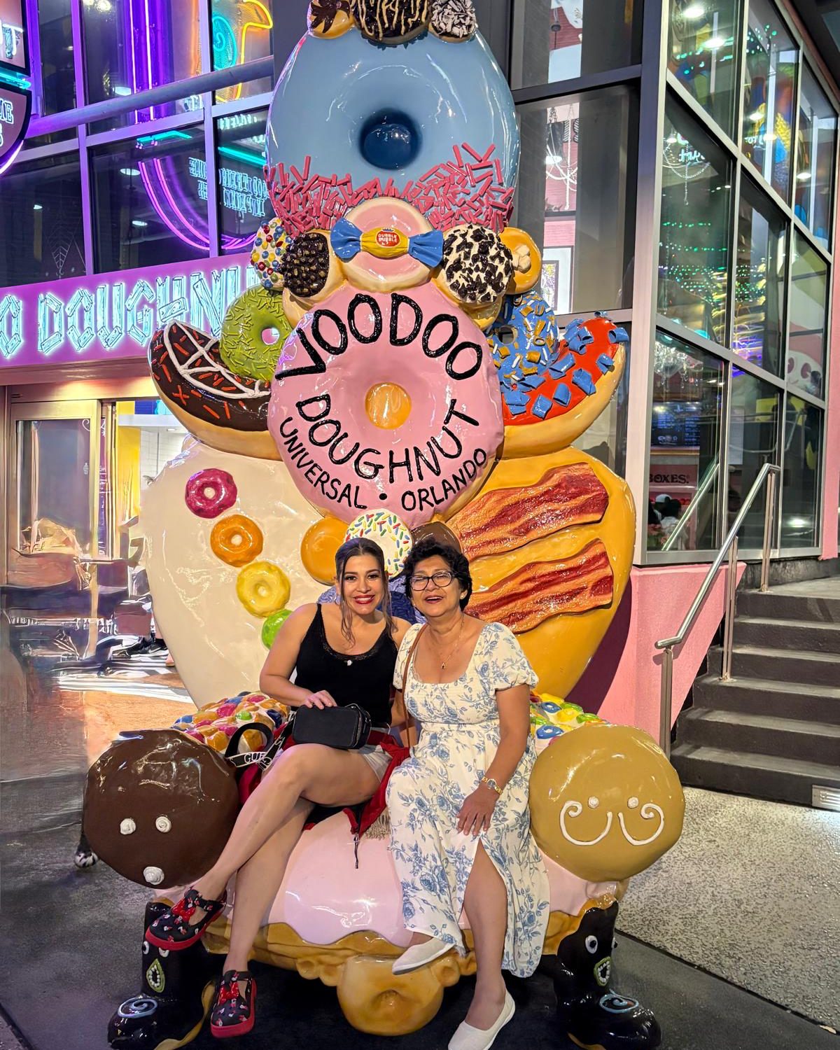 Ivonne junto a una viajera en Universal Orlando